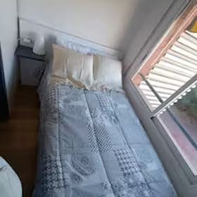 Отдельная комната сдается в аренду за 550 € в месяц в Sant Adrià de Besòs, Carrer de Pi i Gibert