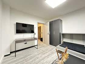 Apartment for rent for €1,300 per month in Mühlheim am Main, Hauptstraße