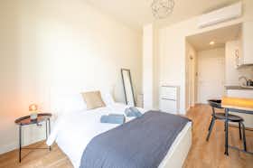 Apartment for rent for €1,025 per month in Lisbon, Rua António de Abreu