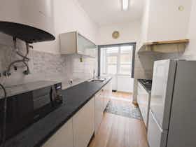 Apartment for rent for €1,100 per month in Sintra, Rua Marechal Gomes da Costa