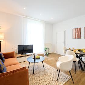 Apartment for rent for €2,675 per month in Ixelles, Rue du Trône
