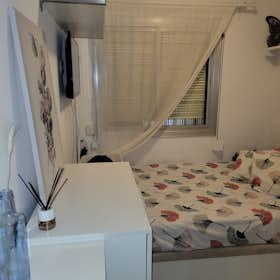 Private room for rent for €300 per month in Barcelona, Carrer de les Torres