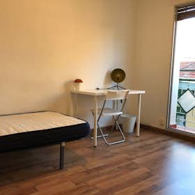 Private room for rent for €490 per month in Madrid, Calle Francos Rodríguez