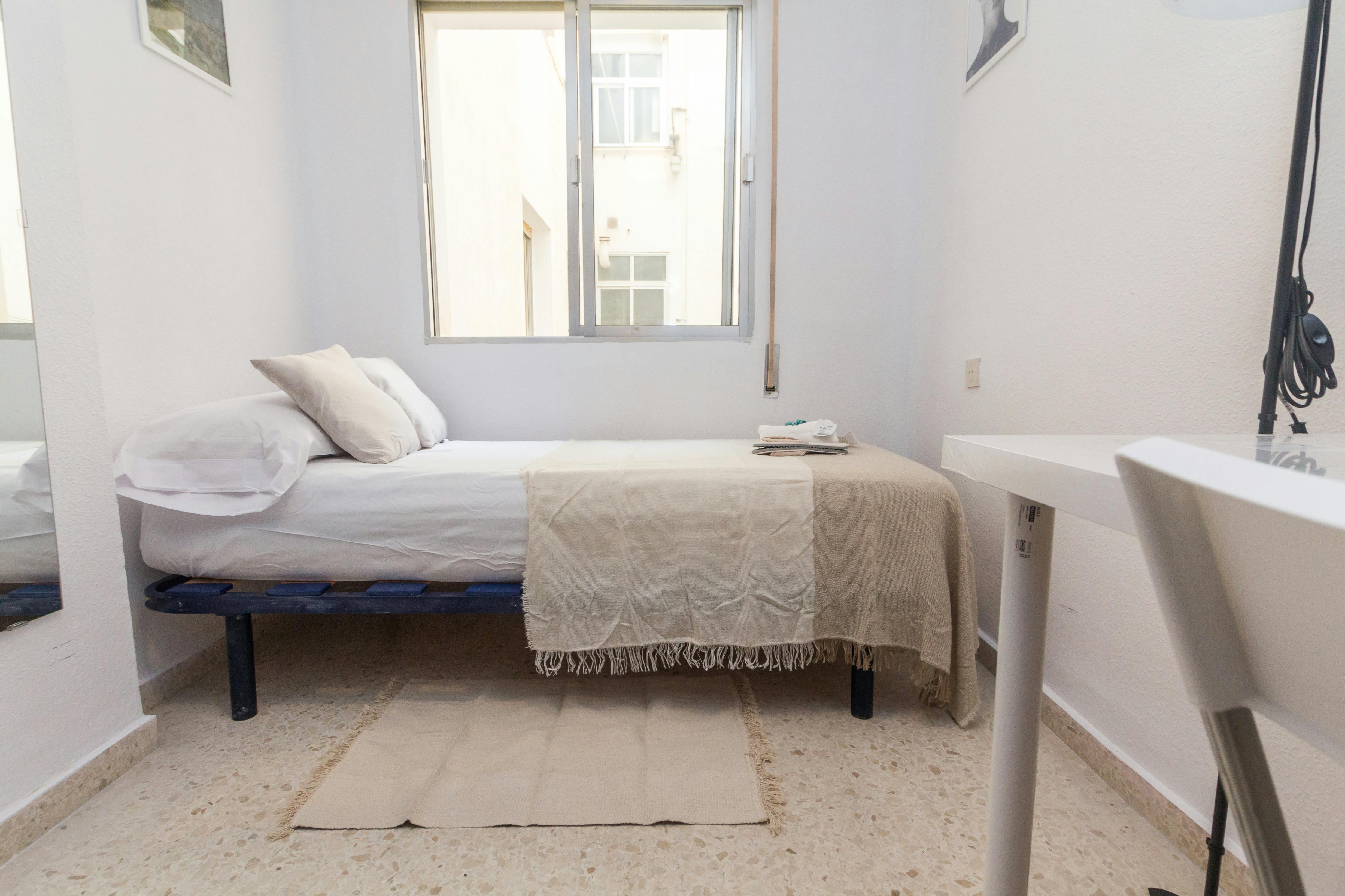 Single room Málaga, 1 bed, 9m² — photo 1
