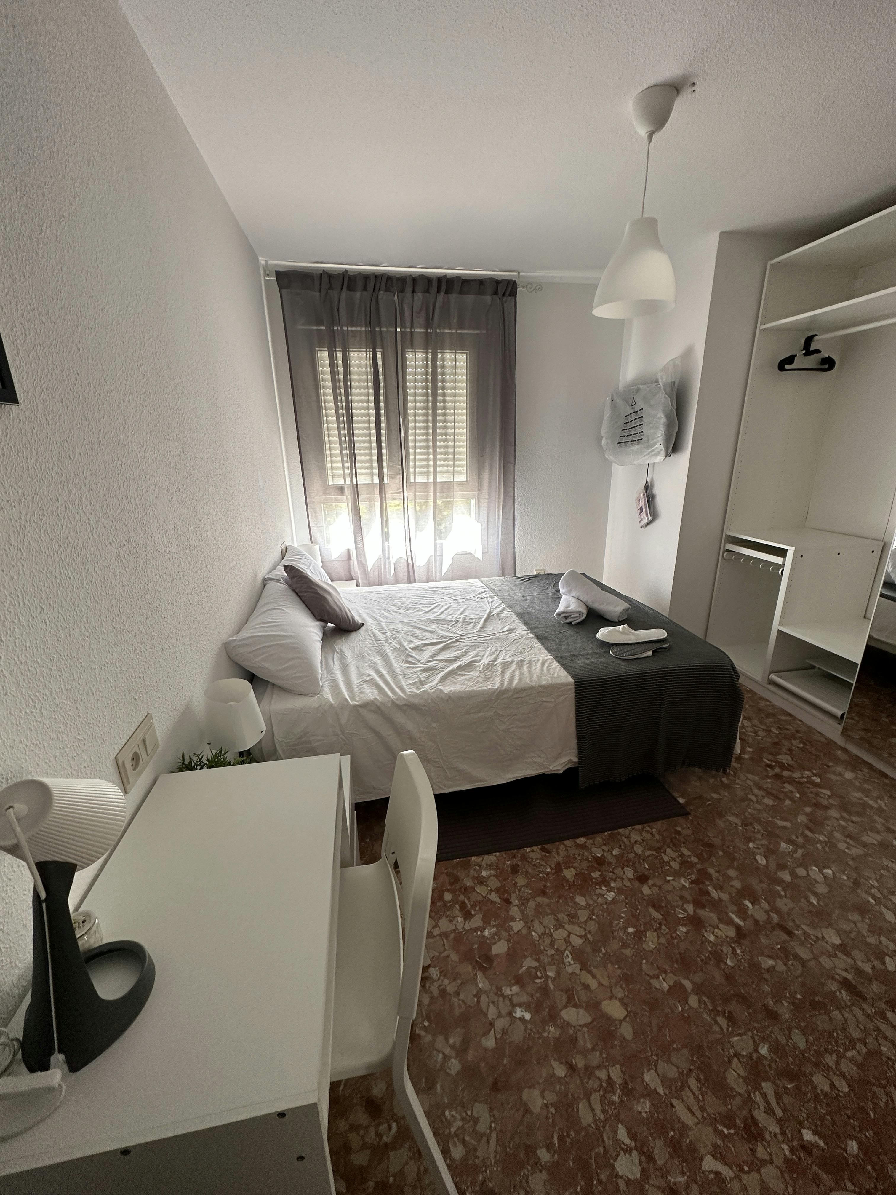 Private room for rent for €675 per month in Málaga, Calle José Iturbi