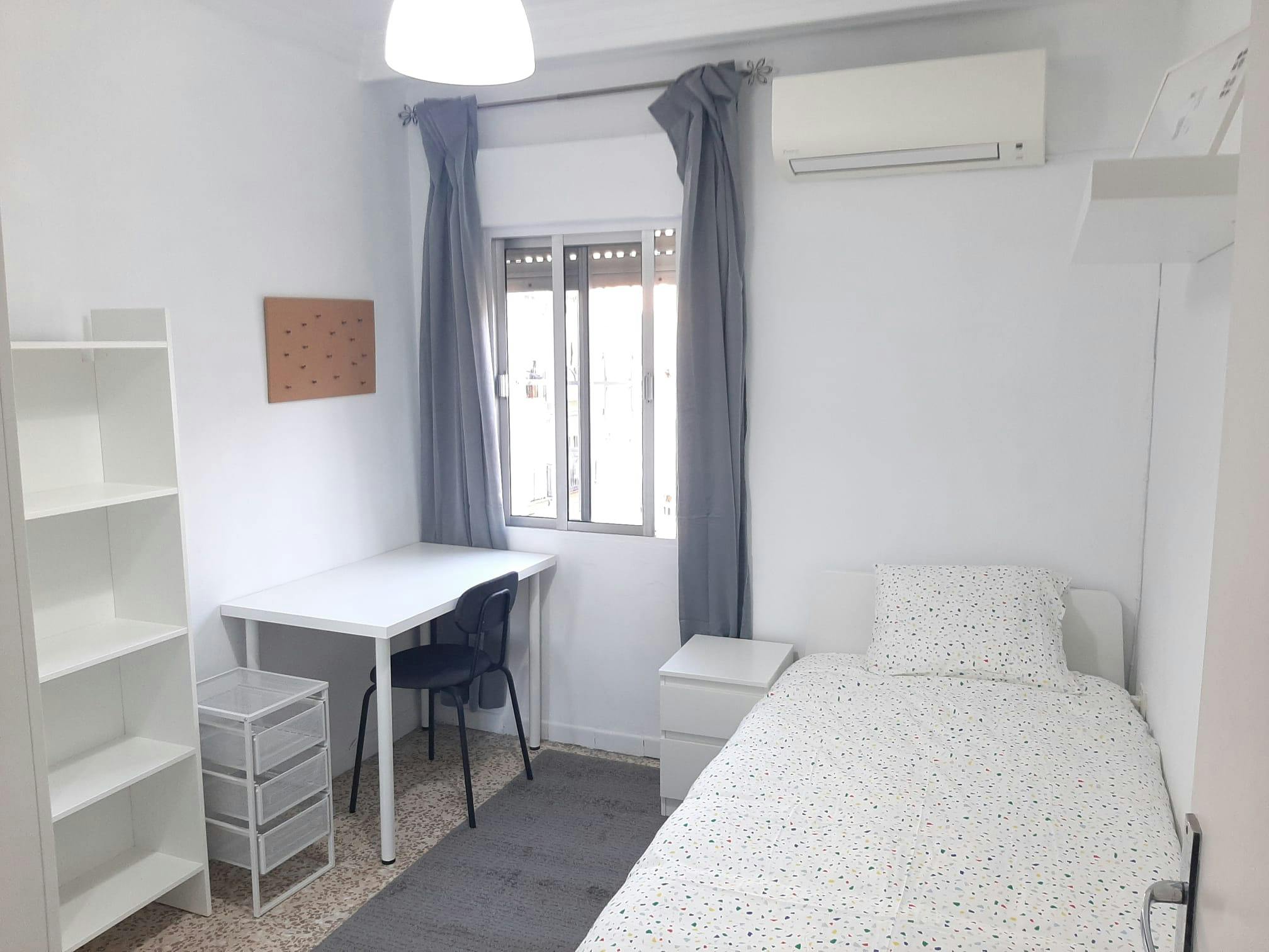 Private room for rent for €380 per month in Sevilla, Calle Ágata