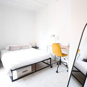 Private room for rent for €730 per month in Barcelona, Carrer de Santa Madrona