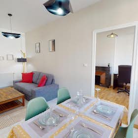 Appartement te huur voor € 515 per maand in Saint-Étienne, Place Jean Plotton