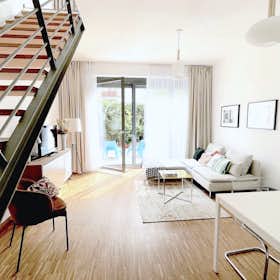 Apartment for rent for €2,400 per month in Berlin, Bernauer Straße