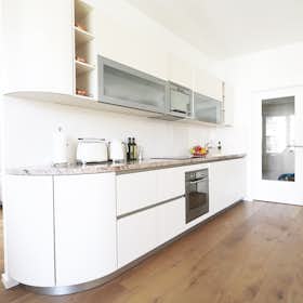 Apartment for rent for €2,100 per month in Berlin, Von-der-Heydt-Straße