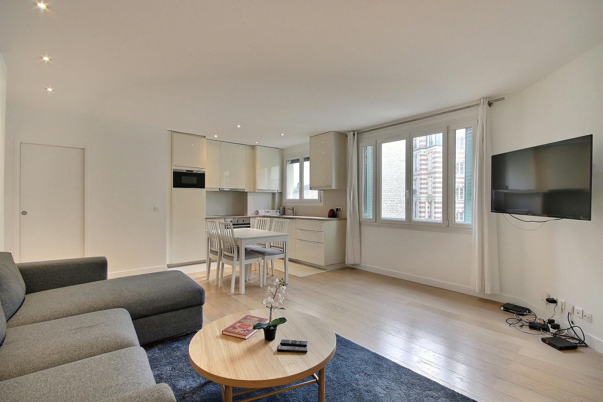 Apartment for rent for €2,650 per month in Paris, Rue Herran