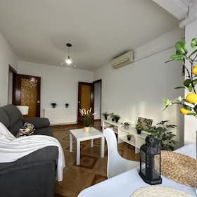 Lägenhet att hyra för 2 000 € i månaden i Madrid, Calle de San Luciano