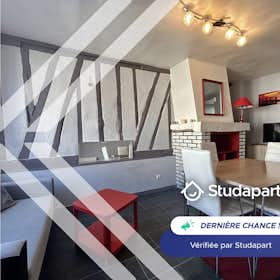 Casa for rent for € 820 per month in Rouen, Rue d'Ernemont