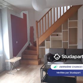 Apartment for rent for €710 per month in Reims, Rue Notre-Dame de l'Épine