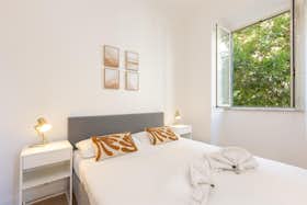 公寓 正在以 €2,000 的月租出租，其位于 Rome, Via Faleria