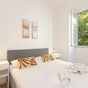 Appartement te huur voor € 2.000 per maand in Rome, Via Faleria