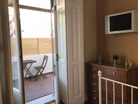 Mehrbettzimmer zu mieten für 680 € pro Monat in Lisbon, Rua Alves Torgo