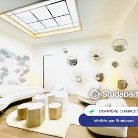 Appartement te huur voor € 1.790 per maand in Reims, Rue Camille Lenoir