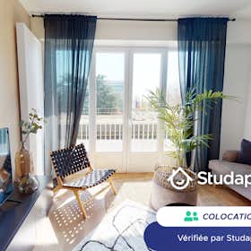Private room for rent for €475 per month in Rouen, Rue Saint-Sever