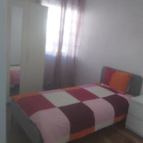 Private room for rent for €630 per month in Lisbon, Rua Dona Maria Ana de Áustria