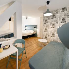 Apartment for rent for €2,100 per month in Berlin, Greifswalder Straße
