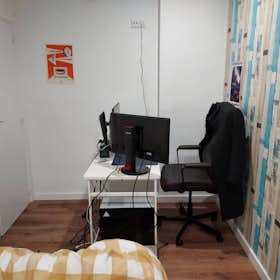 Privé kamer te huur voor € 400 per maand in Badalona, Plaça de Pep Ventura
