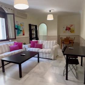 Private room for rent for €620 per month in Sevilla, Avenida Reina Mercedes