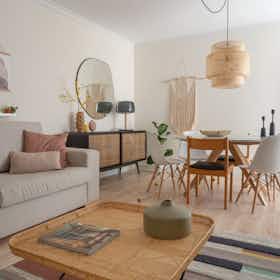 公寓 正在以 €2,450 的月租出租，其位于 Oeiras, Rua de Ceuta