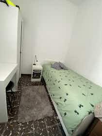 Private room for rent for €300 per month in Valencia, Carrer de l'Arquitecte Alfaro