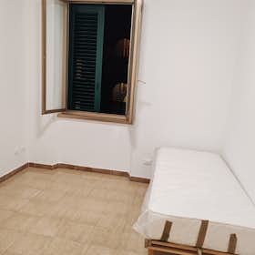 私人房间 正在以 €500 的月租出租，其位于 Rome, Via Monte Favino