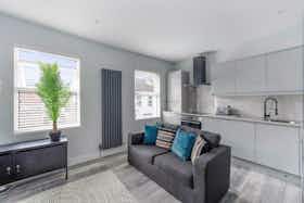 Appartamento in affitto a 2.700 £ al mese a London, Nevill Road