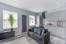 Appartamento in affitto a 2.693 £ al mese a London, Nevill Road