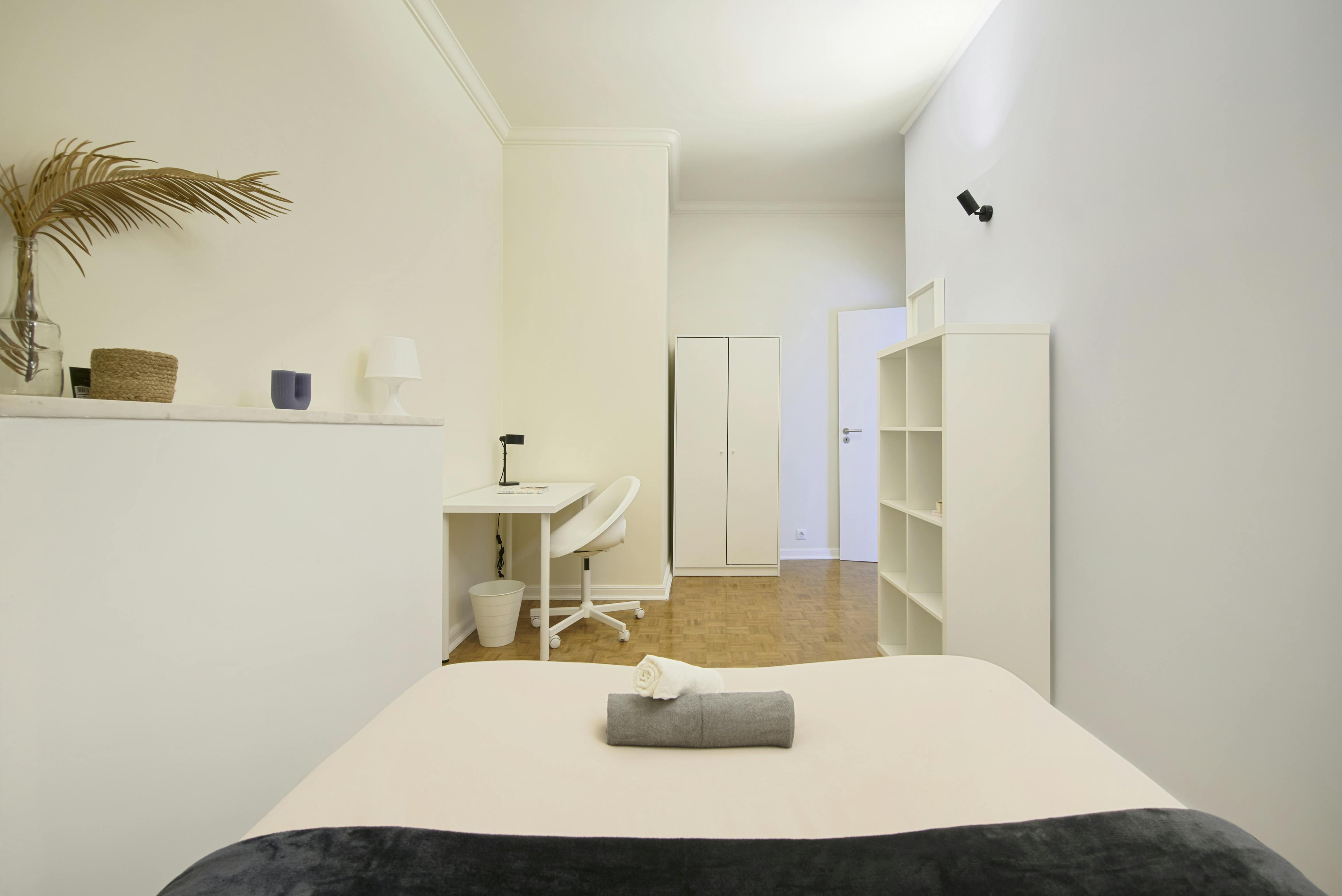 Shared room for rent for €350 per month in Lisbon, Rua Actor António Silva