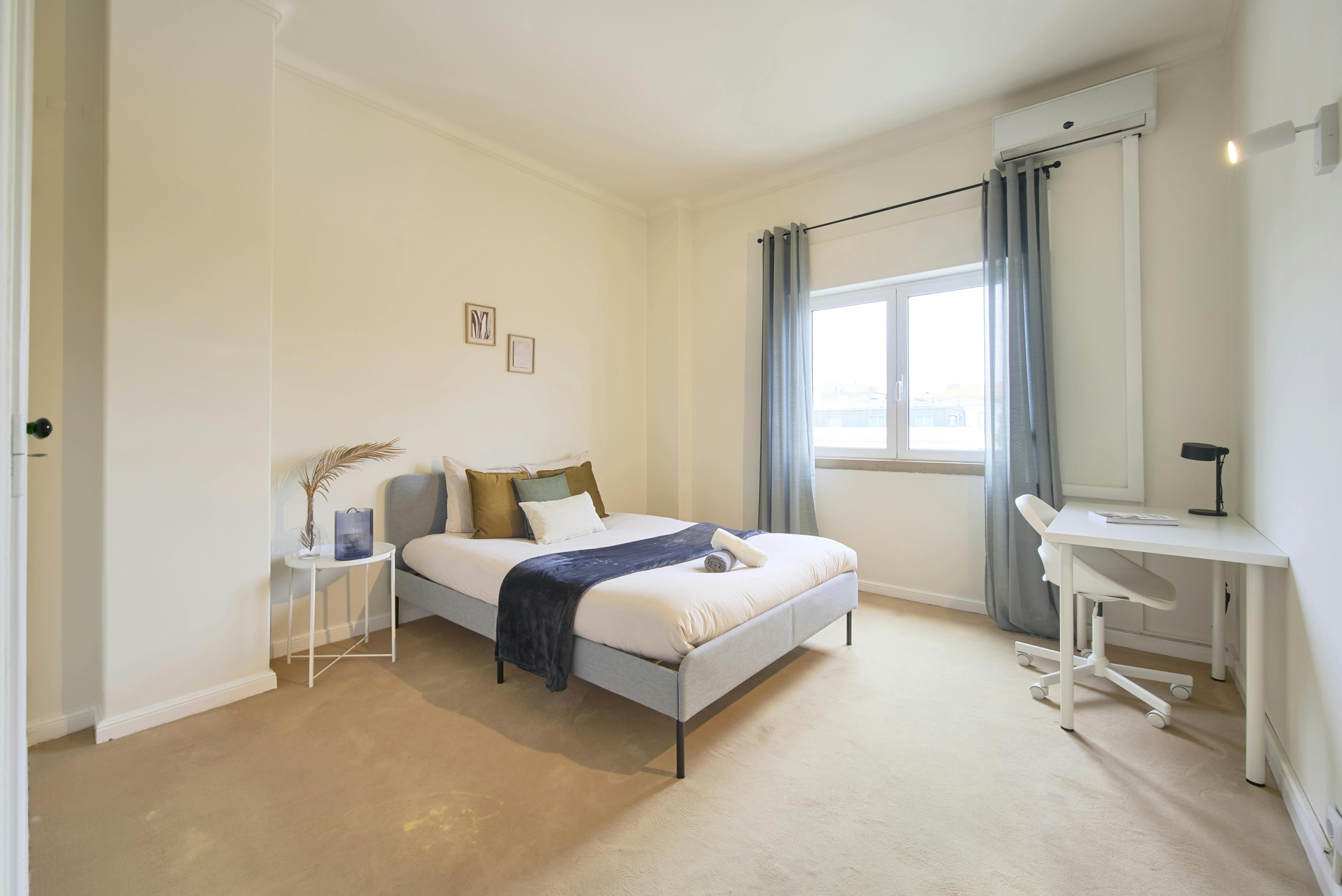 Shared room for rent for €525 per month in Lisbon, Rua Actor António Silva