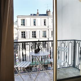 Apartment for rent for €2,649 per month in Paris, Square de Clignancourt