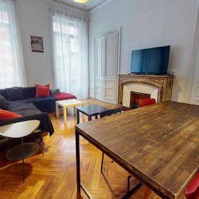 Appartement for rent for € 950 per month in Saint-Étienne, Rue Gambetta