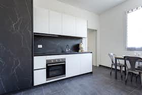 Apartamento para alugar por € 1.350 por mês em Parma, Via Ugo Foscolo