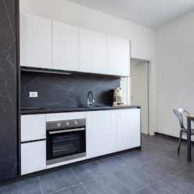 Квартира сдается в аренду за 1 350 € в месяц в Parma, Via Ugo Foscolo