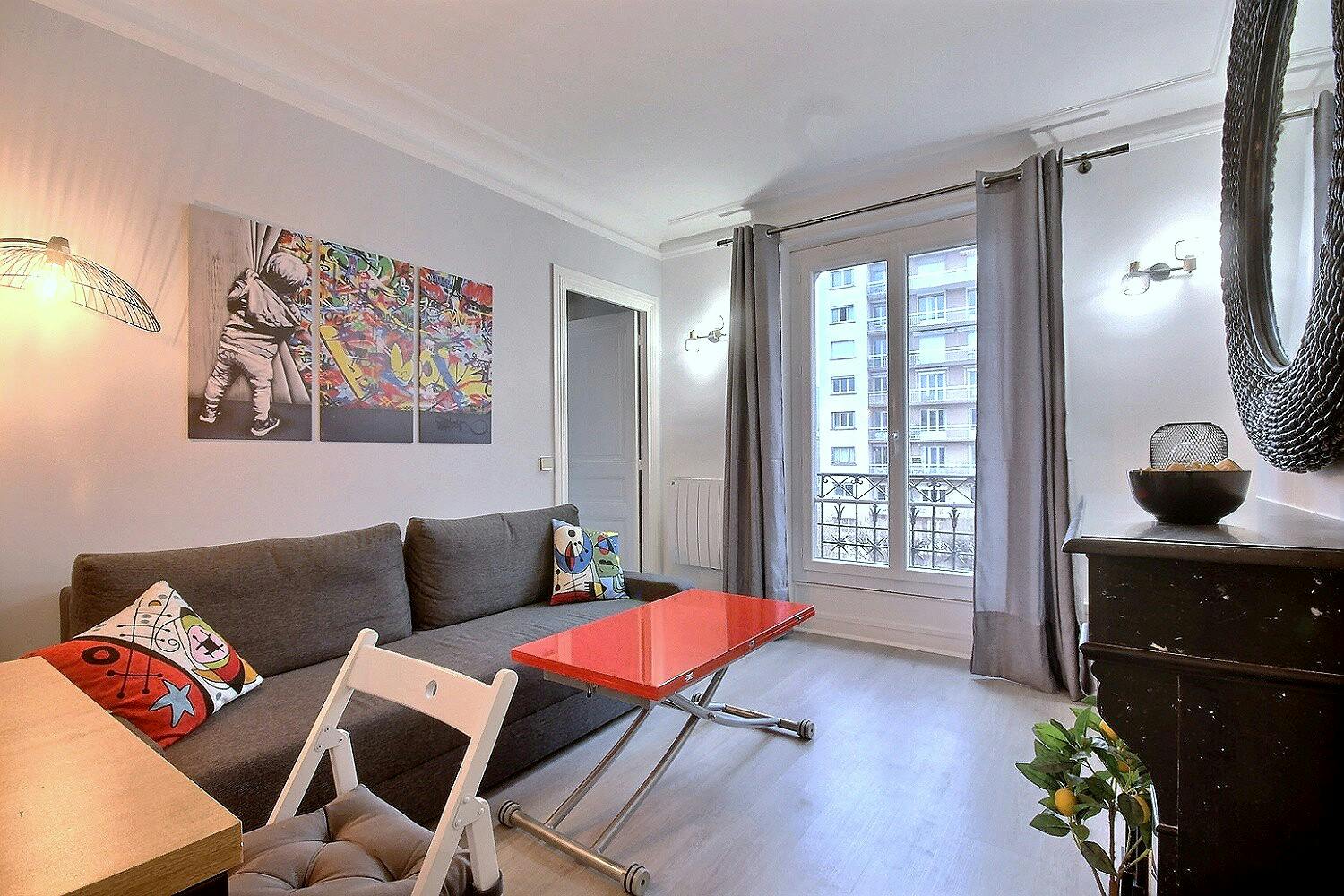 Apartment for rent for €1,590 per month in Paris, Rue Rouvet