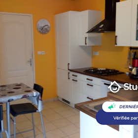 Casa for rent for 265 € per month in Verrières-en-Anjou, Rue Jacques Dillé