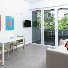 Studio for rent for €1,760 per month in Milan, Viale Cirene