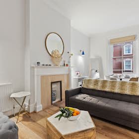 Apartment for rent for £6,200 per month in London, Stanhope Mews West