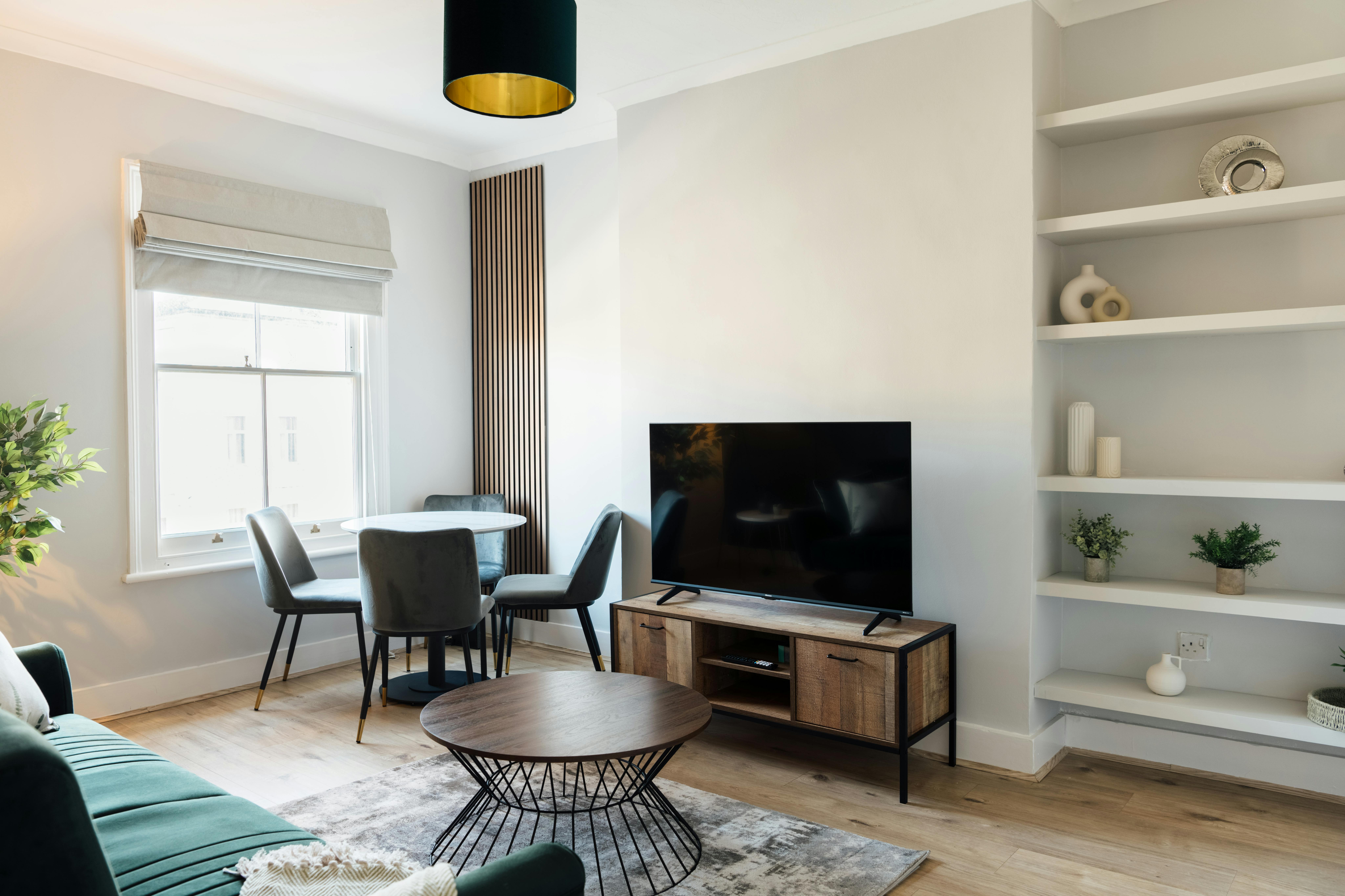 Apartment for rent for £5,500 per month in London, Askew Road