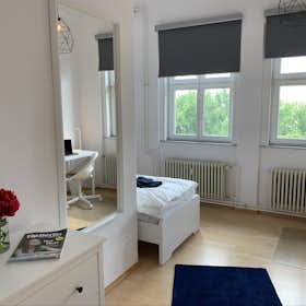 Private room for rent for €720 per month in Berlin, Karl-Marx-Allee