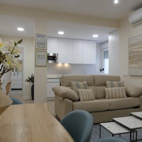 Apartment for rent for €2,500 per month in Madrid, Calle de la Luna