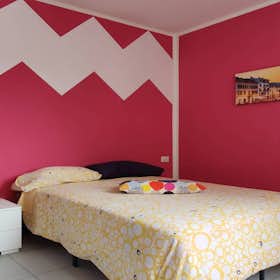 Apartment for rent for €1,430 per month in Milan, Via Pantelleria
