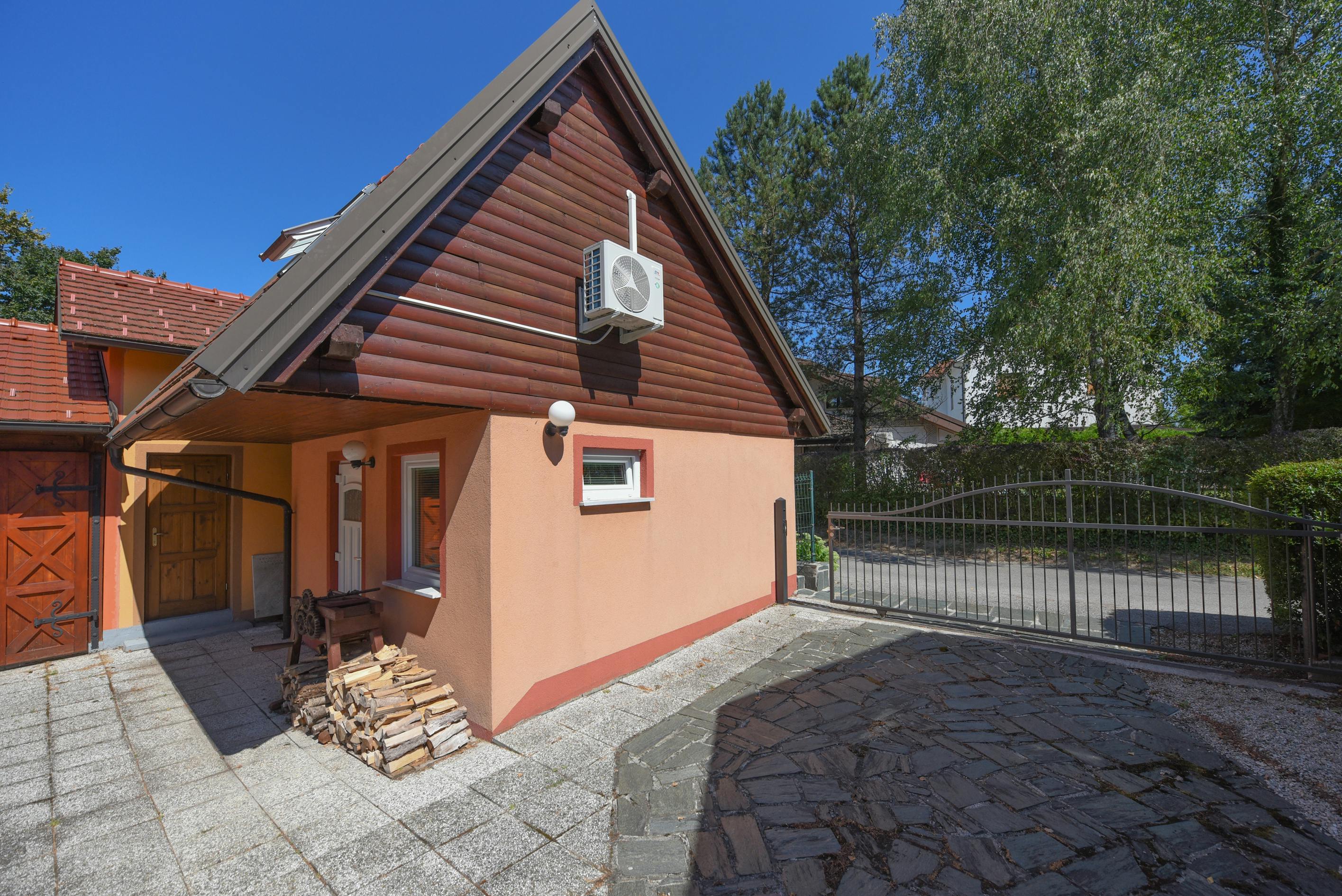 房源 正在以 €320 的月租出租，其位于 Brežice, Cesta bratov Milavcev