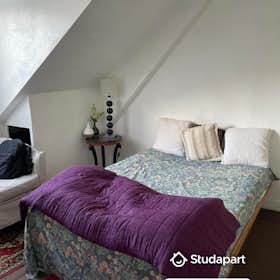 Apartment for rent for €1,520 per month in Paris, Rue Henri Barbusse