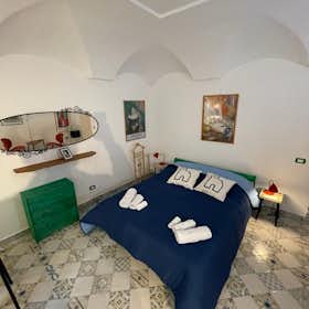 Studio for rent for €1,150 per month in Naples, Via Santa Chiara