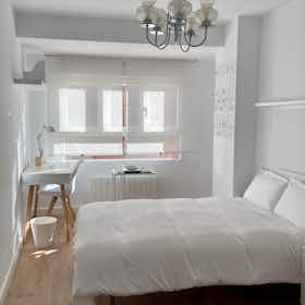 Private room for rent for €420 per month in Zaragoza, Paseo de Calanda